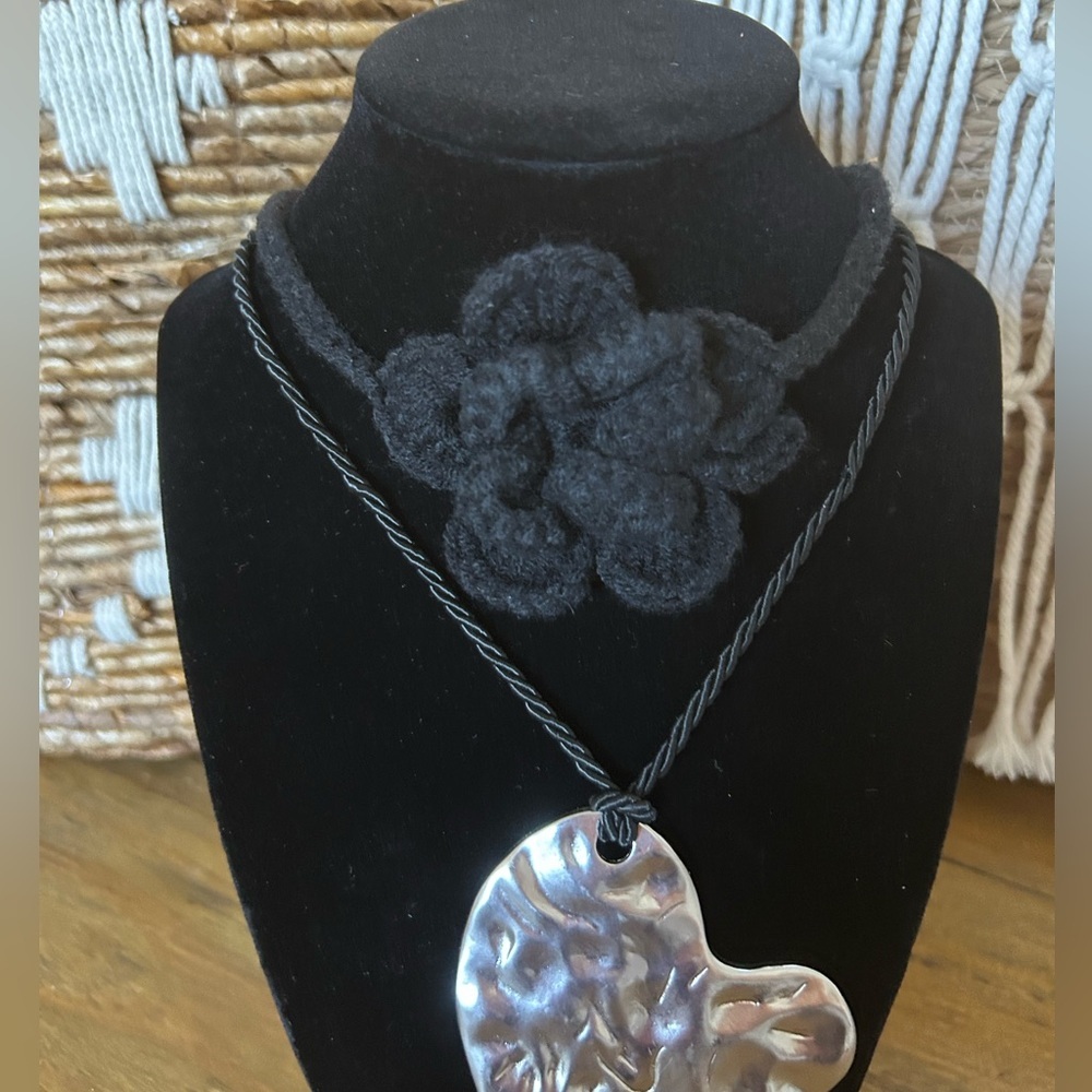 Urban Outfitters Textured Silver Heart Necklace/ crochet flower chocker necklace - Picture 2 of 6
